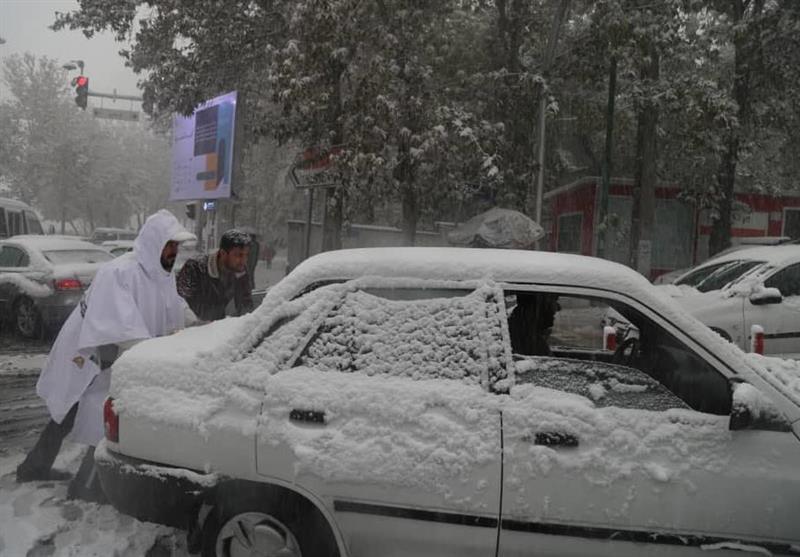 دستور پلیس راهور به شهرداری: معابر شمالی تهران نیاز به برف روبی دارد، با شن و نمک خودرو حرکت نمی کند