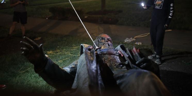 تظاهرات کنندگان آمریکایی مجسمه های حامیان برده داری را سرنگون کردند