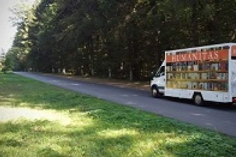 یک کامیون کتابخانه ای متحرک در رومانی