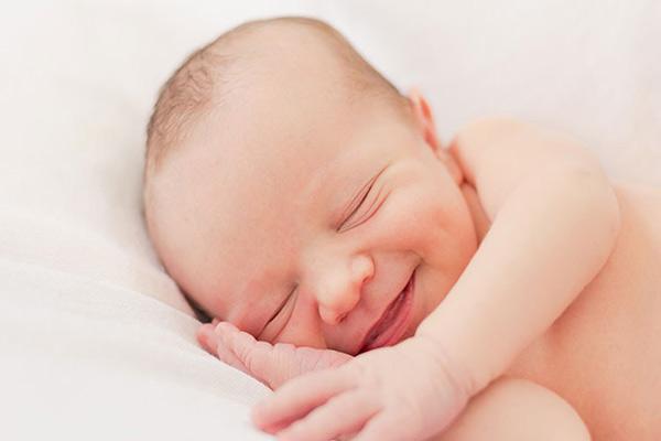 خواب دیدن نوزاد؛ نوزادان در خصوص چه چیزهایی خواب می بینند؟